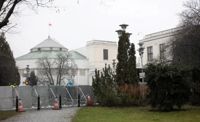 Kto uchwala ustawy w Polsce i jak wygląda ten proces?