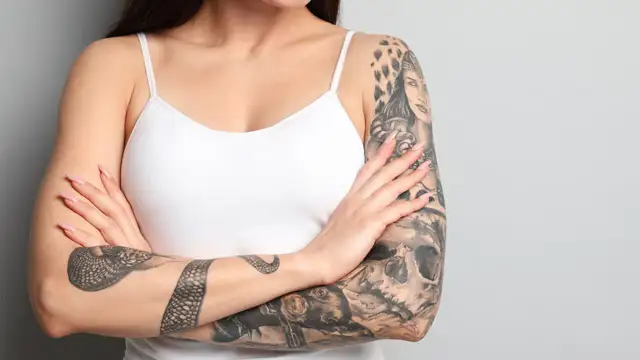 Ile trwa usuwanie tatuażu? Poznaj czynniki wpływające na czas zabiegu