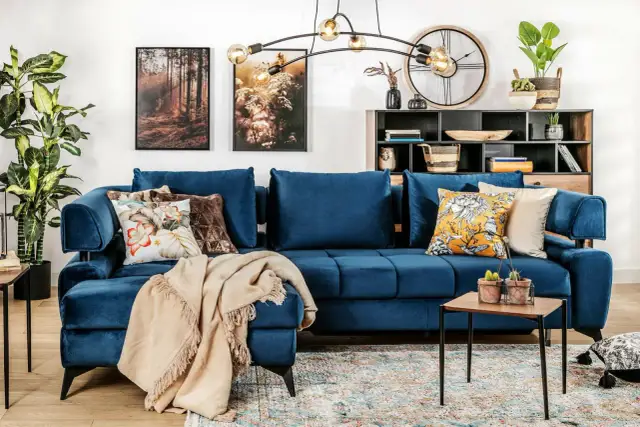 Granatowa kanapa: jakie krzesła wybrać? Kolory, style, materiały