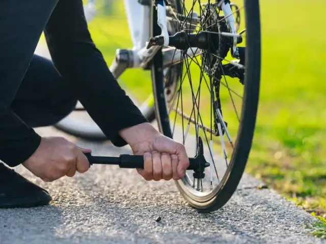 Jak napompować oponę bezdętkową w rowerze bez problemów i stresu