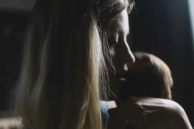 Jak wzmocnić włosy po ciąży i odzyskać ich zdrowy blask