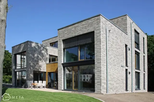 Szara cegła na elewacji: Trwałość i elegancja w jednym materiale