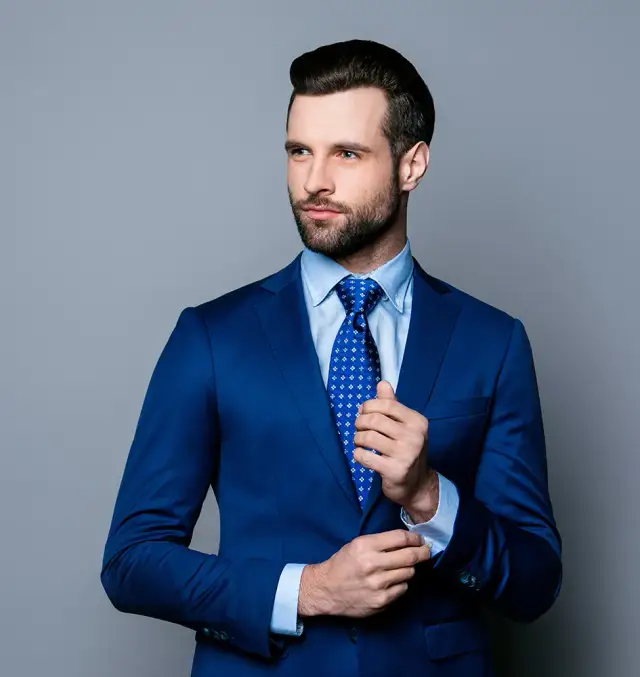 Jaka koszula i krawat do granatowego garnituru? 5 stylowych porad