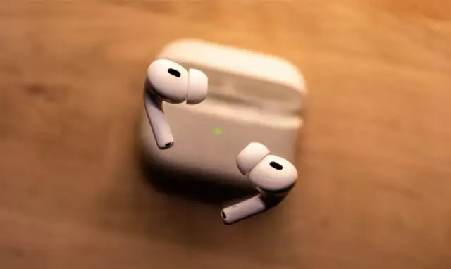 AirPods Pro recenzja - co zyskały w porównaniu do poprzedników?