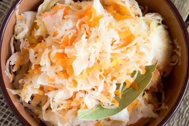 Dlaczego kapusta kiszona jest twarda? Odkryj przyczyny i rozwiązania