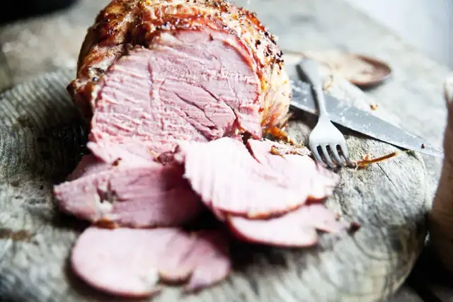 Jak piec szynkę wieprzową w piekarniku, aby uniknąć wysuszenia?