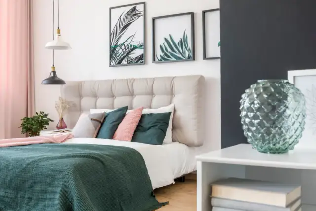 Co nad łóżkiem w sypialni: 7 inspirujących pomysłów na dekorację