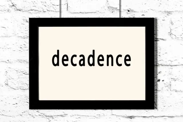 Czarno-biały obraz z napisem "decadence". Czy to dekadentyzm?