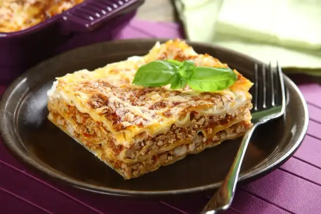 Jak zrobić lasagne z mięsem mielonym i sosem bolognese w prosty sposób