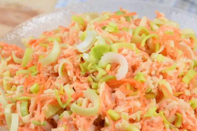 Jaka surówka do ryby i frytek? 10+ pomysłów na obiad