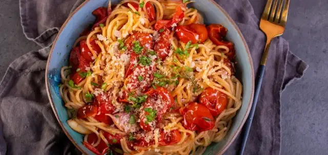 Proste spaghetti z pomidorkami koktajlowymi, które zachwyci smakiem