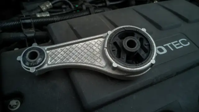 Poduszka silnika objawy: Jak rozpoznać drgania i stuki silnika?