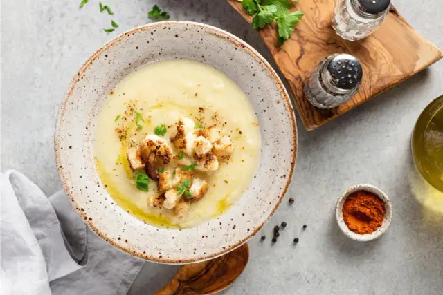 Sekrety babci: Zupa kalafiorowa, która przeniesie Cię w czasie