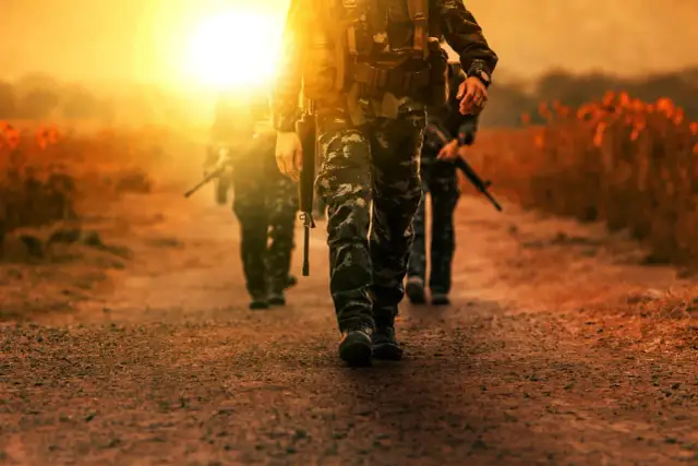 Ile godzin pracuje żołnierz zawodowy? Poznaj przepisy i wyjątki
