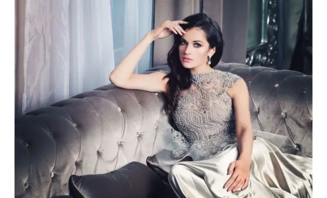 Styl glamour: co to znaczy? Poznaj tajniki luksusu i blasku