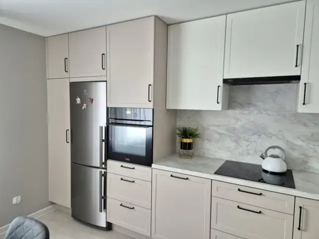 Na jakiej wysokości blat kuchenny? Sprawdź, by uniknąć bólu pleców