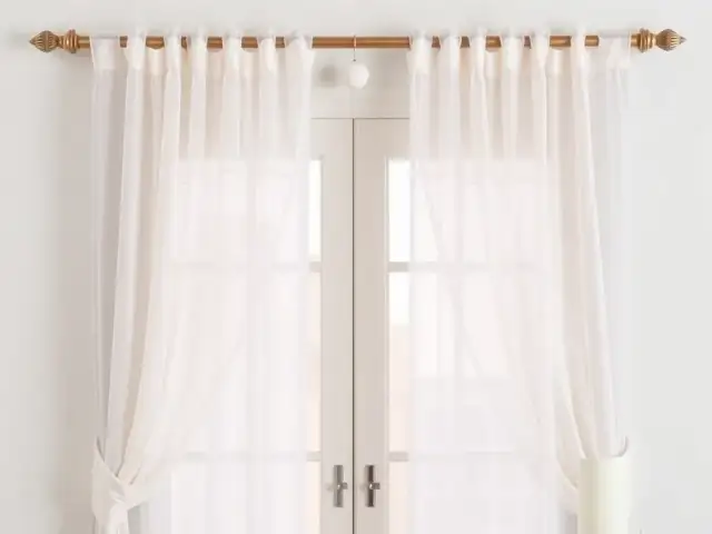 Jak powiesić firany i zasłony na jednym karniszu bez błędów