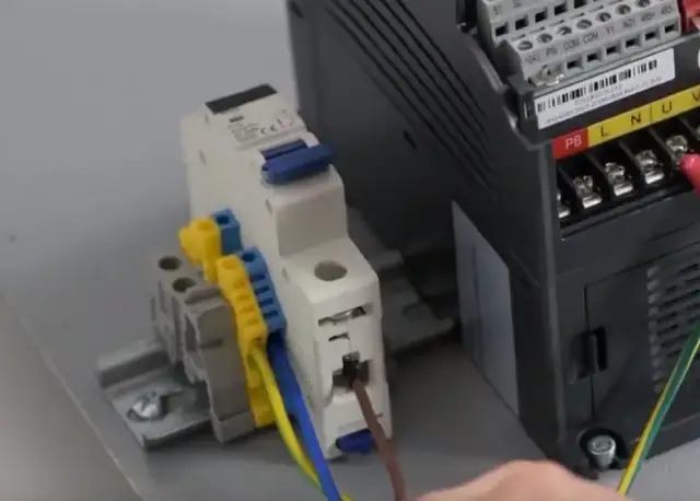 Falownik do silnika jednofazowego: Podłącz i zyskaj kontrolę (Poradnik)