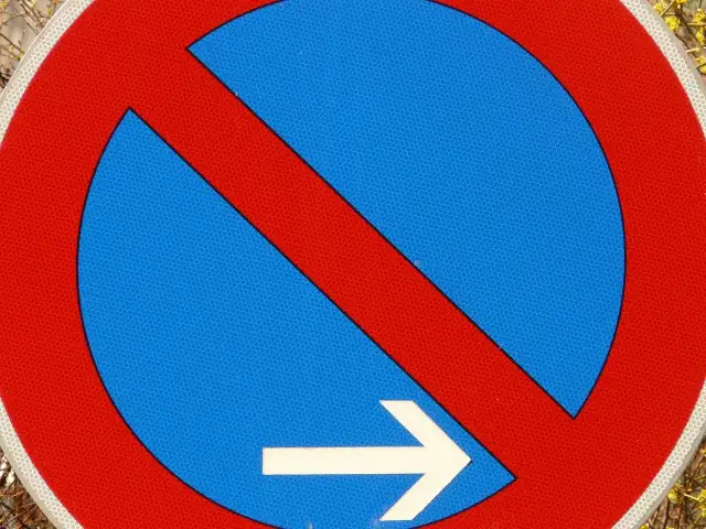 Kto stawia znaki drogowe na osiedlu? Poznaj odpowiedzialnych za to