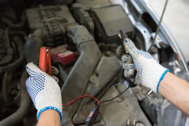 Czy akumulator AGM można ładować zwykłym prostownikiem? Uważaj na ryzyko!