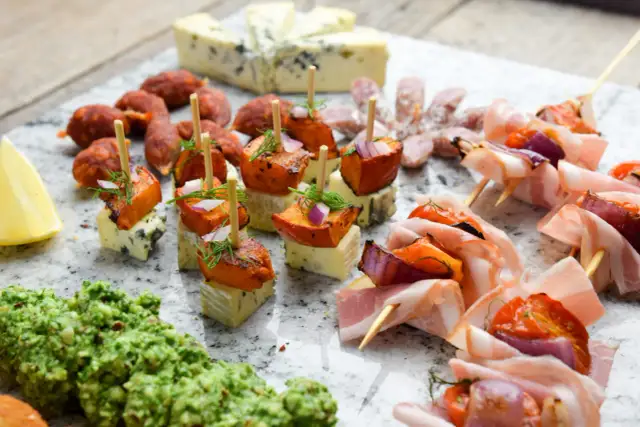 Co dla gości do jedzenia? 10 łatwych i efektownych przekąsek na imprezę