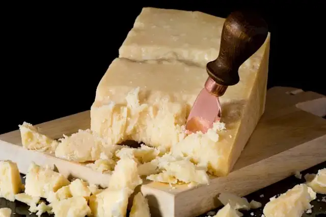 Ile waży parmezan? Waga w łyżce, szklance i gramach