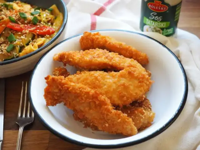 Jak obtoczyć pierś z kurczaka, aby była chrupiąca i smaczna