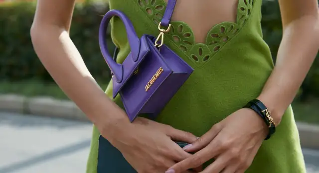 Mini torebka Jacquemus! Modny gadżet czy praktyczny dodatek?