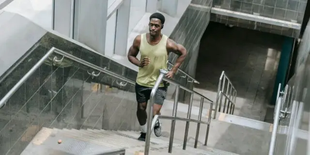 Jak biegać po schodach? Plan, technika i ochrona kolan
