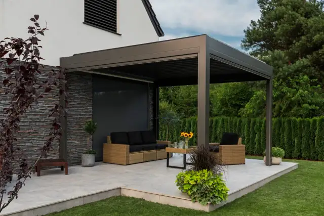 Ile kosztuje pergola w 2026? Sprawdź ceny i koszty budowy