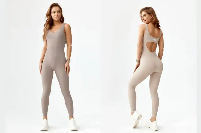 Dwie kobiety prezentują beżowe i szare kombinezony na co dzień. Idealne do ćwiczeń i na spacer.
