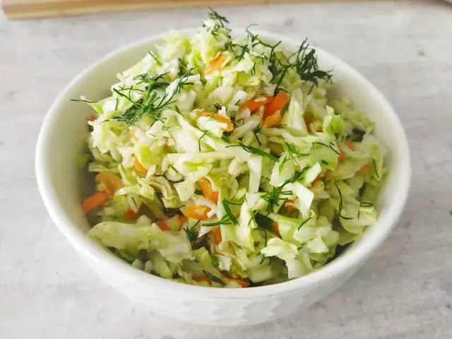 Idealna surówka do frytek: Przepisy, które odmienią Twój posiłek