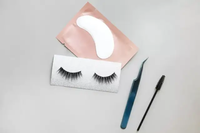 Jak ściągnąć przedłużane rzęsy bez ryzyka uszkodzenia naturalnych