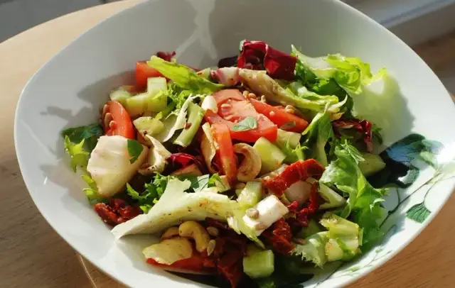 Sałatka z kozim serem i pomidorami: Przepis, porady i inspiracje