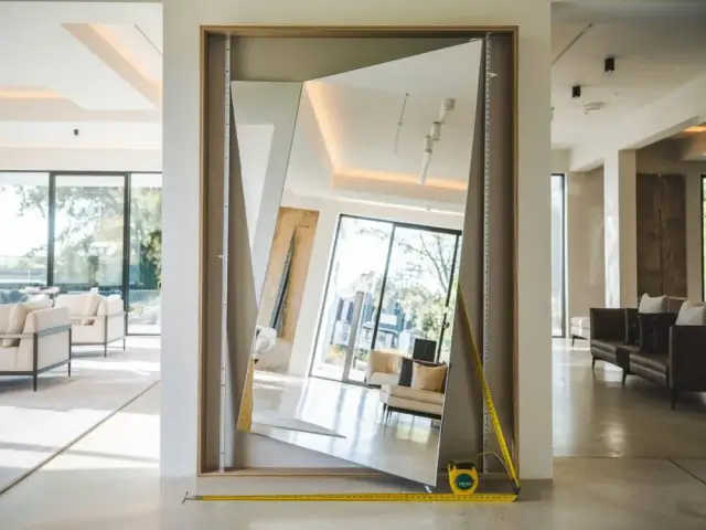 Lustro na wymiar: cena za m²? Odkryj, jak obniżyć koszty!