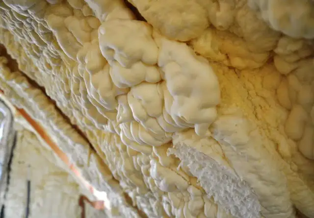 Jak ocieplić dom z bali, aby uniknąć problemów z wilgocią i kosztami