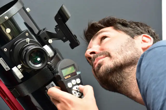 Jak podłączyć aparat do teleskopu i uzyskać niesamowite zdjęcia