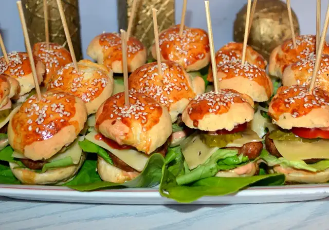 Mini hamburgery: Jak zrobić hity imprezy, które nie rozpadną się?