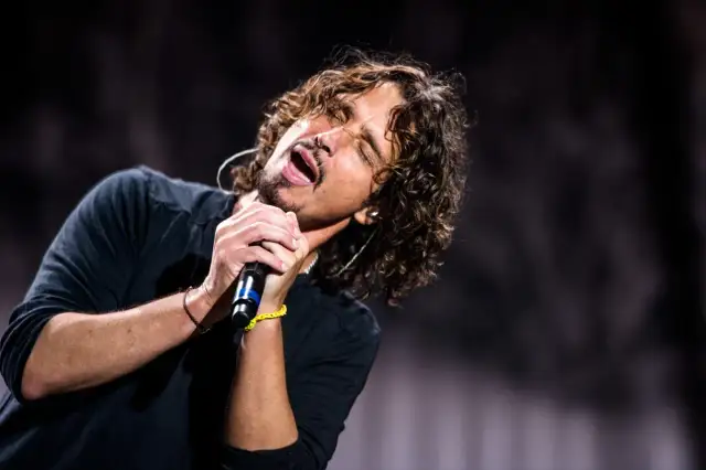 Chris Cornell śpiewa z pasją, jego głos wciąż brzmi w sercach fanów, mimo jego tragicznej śmierci.