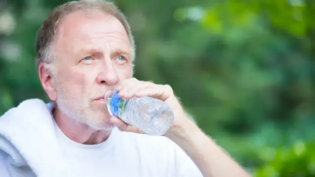 Objawy odwodnienia u starszej osoby – nie bagatelizuj tych sygnałów