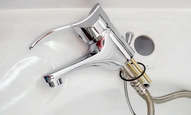 Kran w umywalce cieknie? Wymień go sam i oszczędź na hydrauliku!