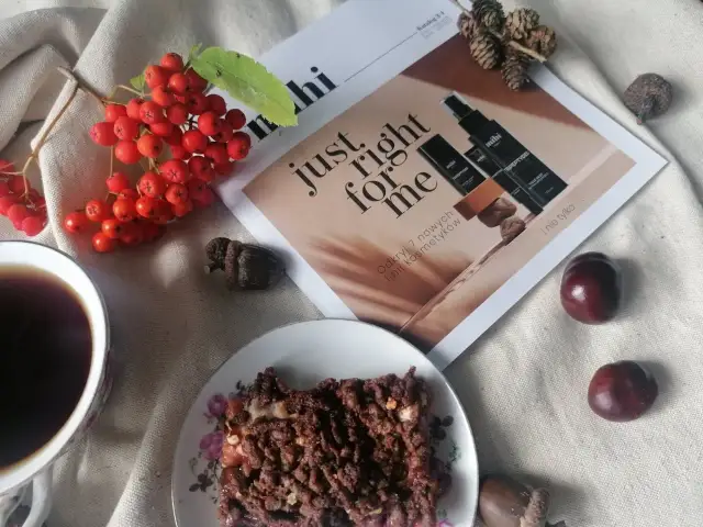 Jesienna kawa z ciastem i broszurą o kosmetykach mihi. Odkryj 7 nowych produktów tej marki.