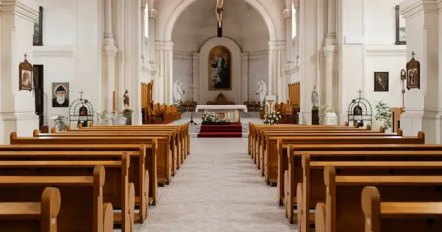 Koszt chrzcin w Polsce: Od 3000 zł do 9000 zł? Planuj budżet!