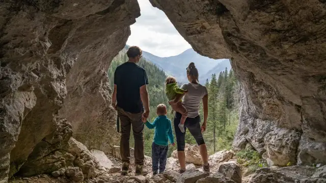 Dolina Kościeliska: najpiękniejsze atrakcje i jaskinie do zobaczenia w 2024