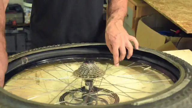 Jak samemu ściągnąć oponę z felgi bez uszkodzeń i stresu