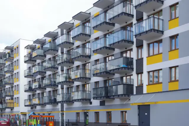 Ile trzeba zarabiać, aby dostać kredyt na mieszkanie bez stresu?