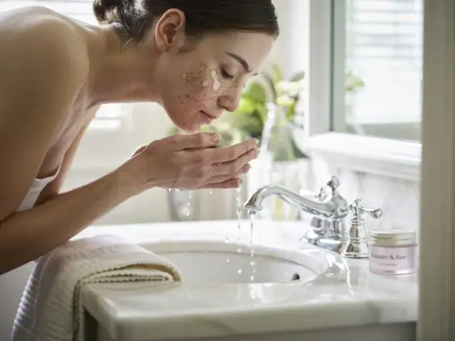Serum do twarzy: Zmywać czy zostawić? Odkryj prawdę!