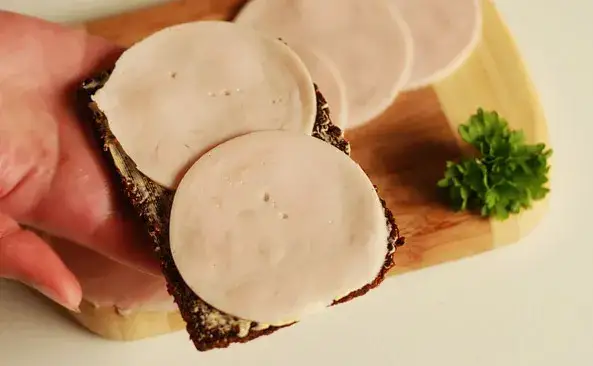 Ile kalorii ma 2 plasterki szynki? Zaskakujące różnice w wartościach!