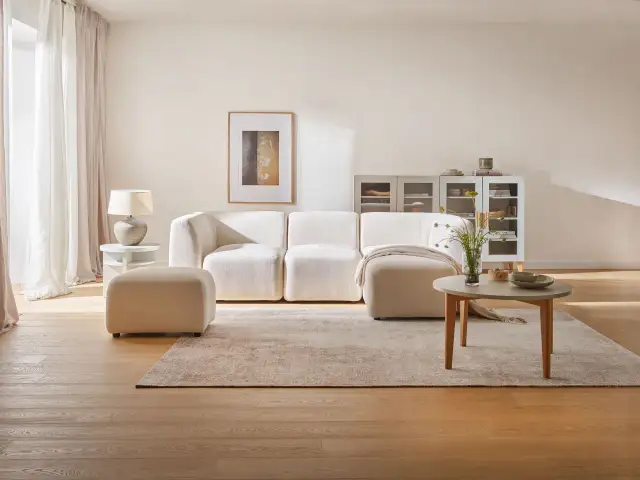 Beżowe ściany: Jaki kolor kanapy? Sekrety harmonii wnętrza