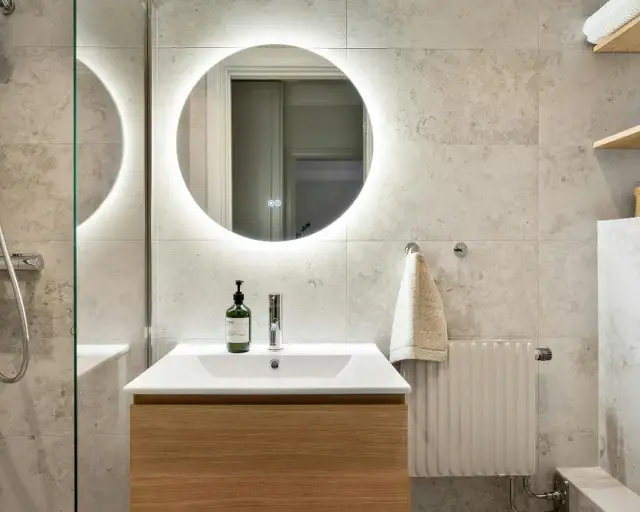 Lustro do małej łazienki: Jak optycznie powiększyć przestrzeń?